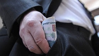 Зарплаты саратовских чиновников оказались выше народных в 1,43 раза
