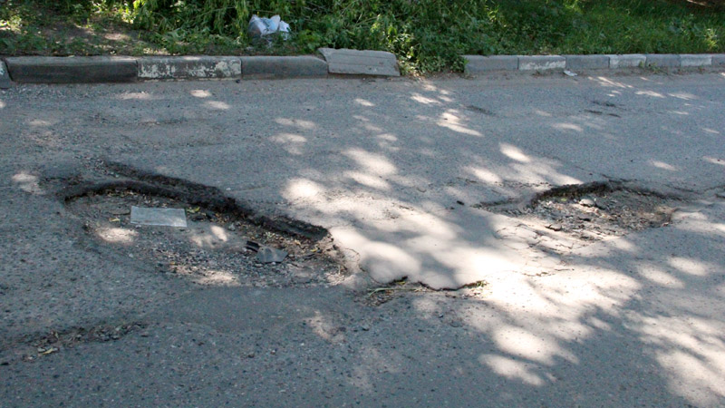 Малая дорога проспекта 50 лет Октября покрыта глубокими выбоинами