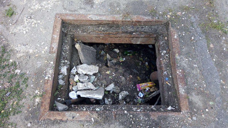 Житель 2-Дачной пожаловался на заброшенный коммунальщиками открытый колодец