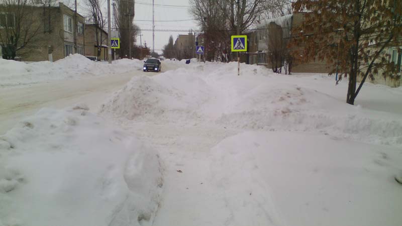 Жители Ершова жалуются на засыпанные снегом тротуары