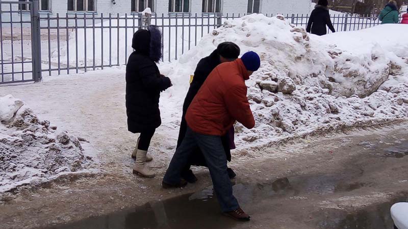 Коммунальная авария на улице Заречной затапливает подъезды к социальным учреждениям