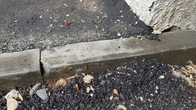 Кривой бордюр, шелушение асфальта и экономия бетона – в Саратове продолжается ремонт дворов   