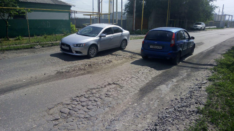 Жители Тепличного пожаловались на разбитую улицу Комсомольскую