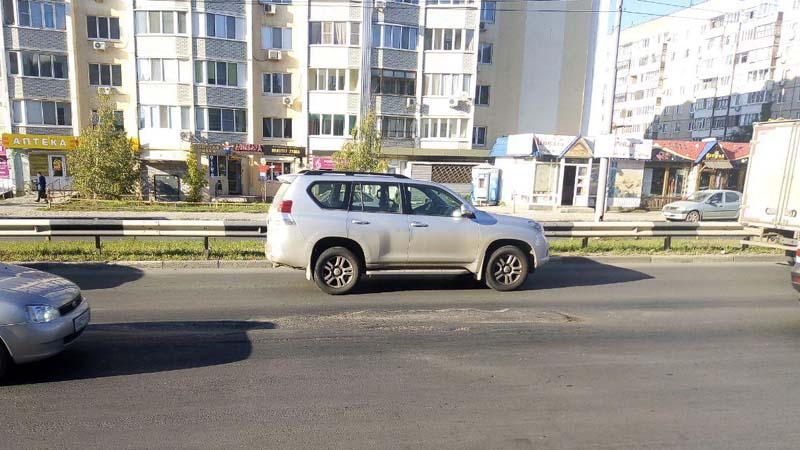 На улице Тархова второй месяц не могут восстановить безопасность проезда