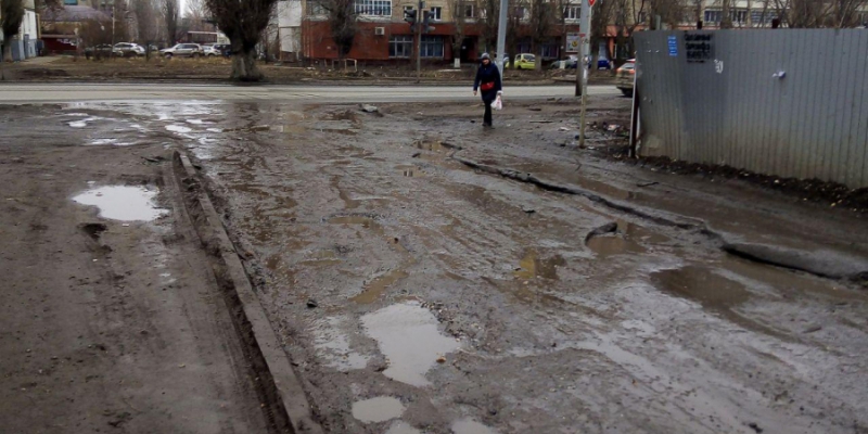 В Октябрьском районе подходы к пешеходному переходу утопают в грязи