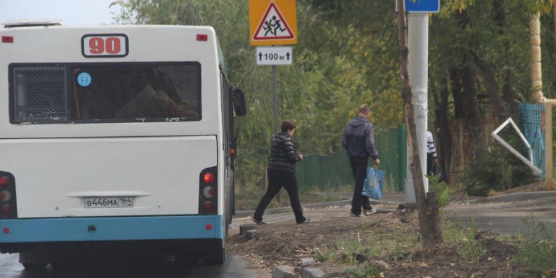 На улице Хомяковой продолжается высадка-посадка пассажиров на газон
