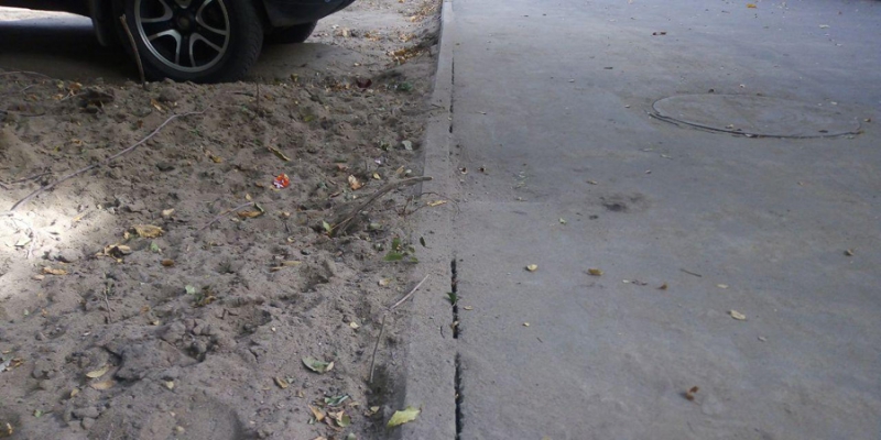 На тротуаре по улице Слонова образовалась просадка