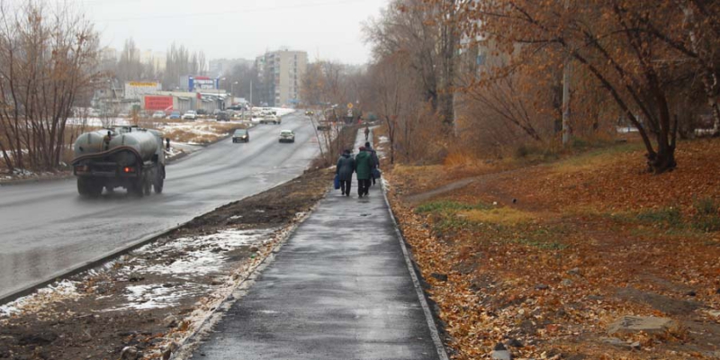Асфальт с тротуаров Заводского района сходит вместе со снегом
