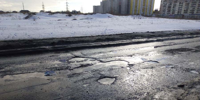 Дорога по улице Академика Семенова покрыта выбоинами