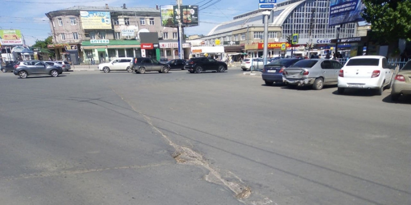 Глубокие выбоины затрудняют движение по улице Астраханской