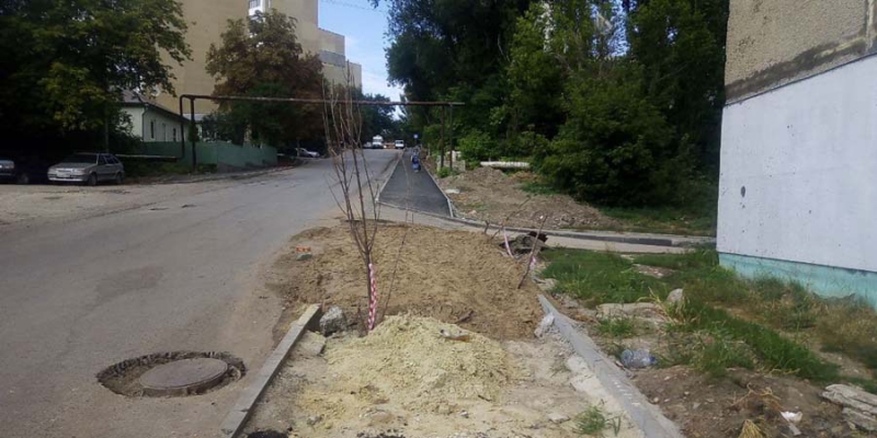 Коммунальный раскоп мешает закончить ремонт тротуаров по 3-му проезду
