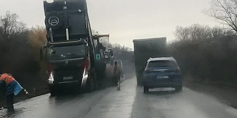 На федеральной трассе «Каспий» ремонт дороги проводили в дождь