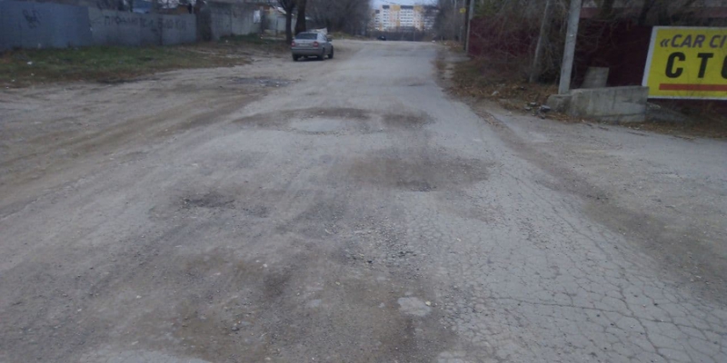 Саратовцы пожаловались на разбитую дорогу по улице 1-я Гуселка