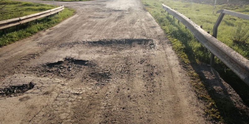 Автолюбители пожаловались на разбитую дорогу к селам Максимовка и Ключи