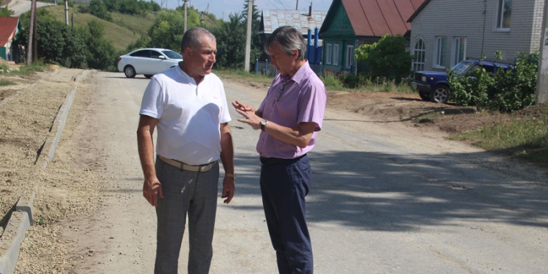 Депутат Рогожин и«Дорожный контроль» проинспектировали ремонт тротуаров и дворов в Базарном Карабулаке