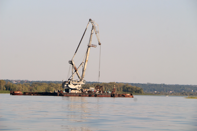 Саратовский министр опустился на дно Волги в поисках мусора