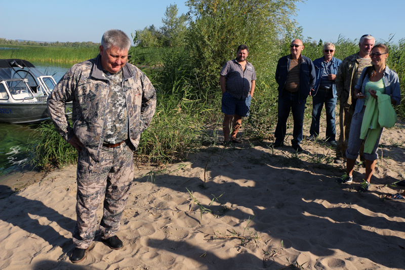 Саратовский министр опустился на дно Волги в поисках мусора