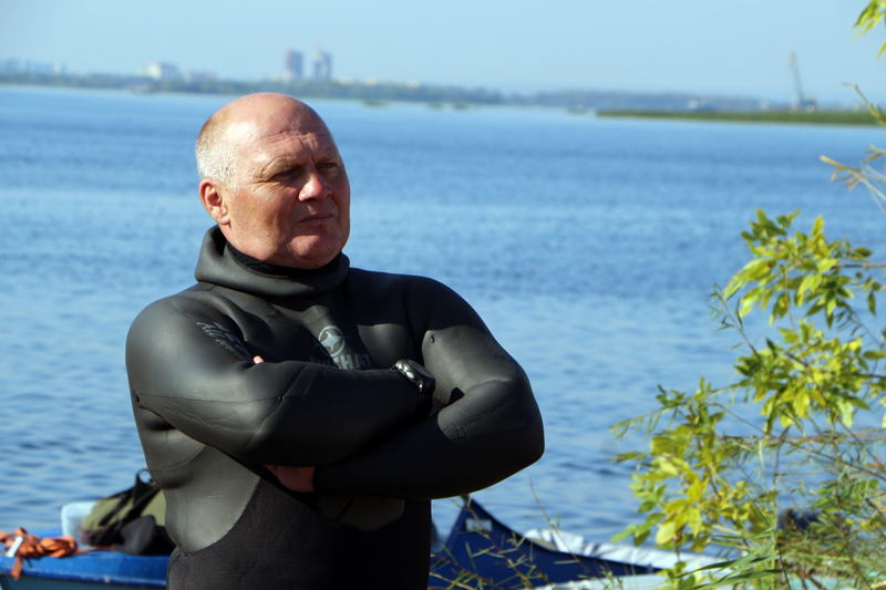 Саратовский министр опустился на дно Волги в поисках мусора