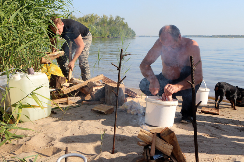 Саратовский министр опустился на дно Волги в поисках мусора