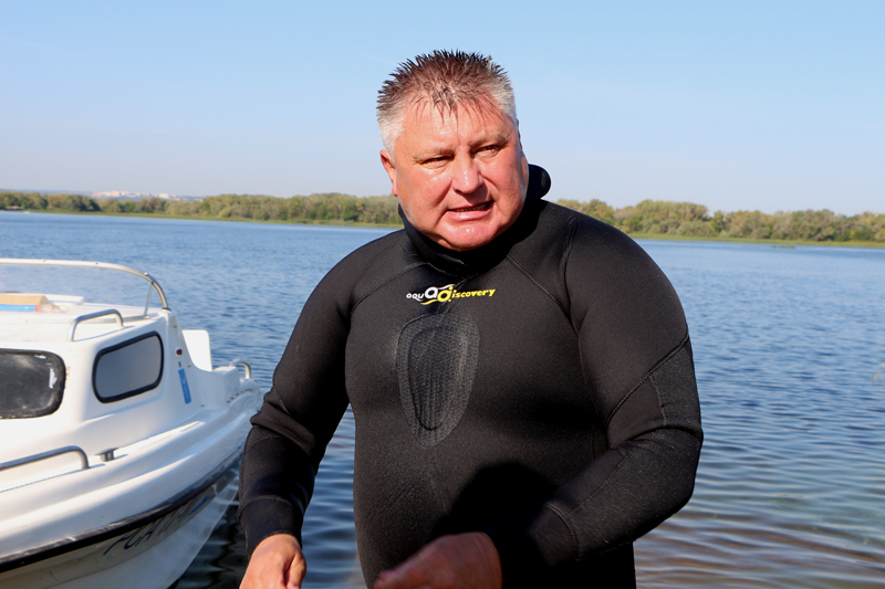 Саратовский министр опустился на дно Волги в поисках мусора