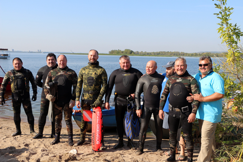 Саратовский министр опустился на дно Волги в поисках мусора