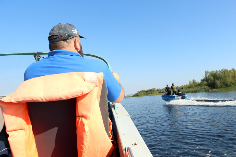 Саратовский министр опустился на дно Волги в поисках мусора