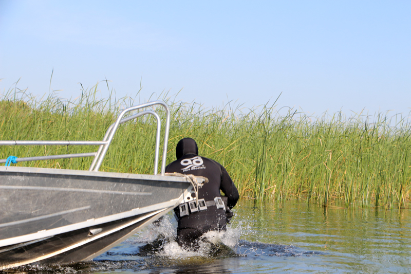 Саратовский министр опустился на дно Волги в поисках мусора