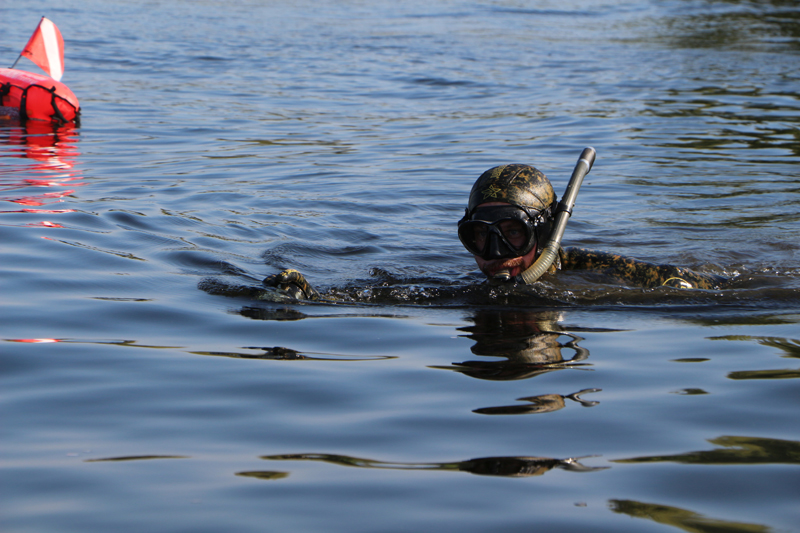 Саратовский министр опустился на дно Волги в поисках мусора