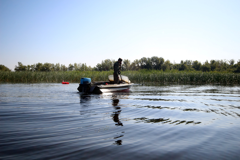 Саратовский министр опустился на дно Волги в поисках мусора