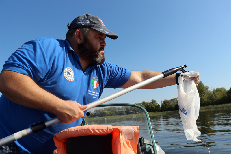 Саратовский министр опустился на дно Волги в поисках мусора