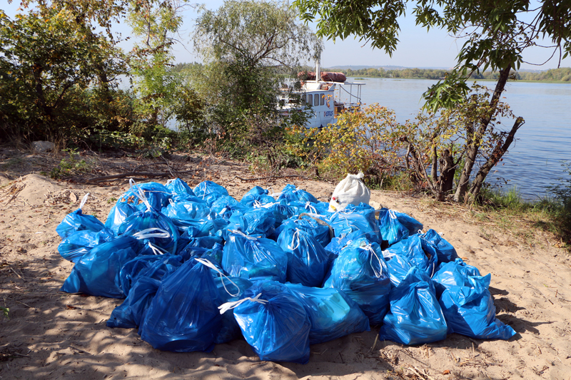 Саратовский министр опустился на дно Волги в поисках мусора