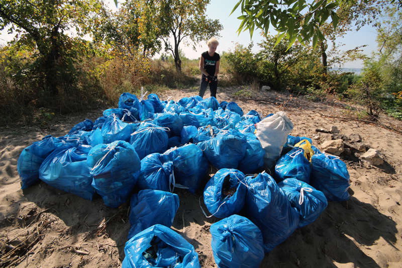 Саратовский министр опустился на дно Волги в поисках мусора