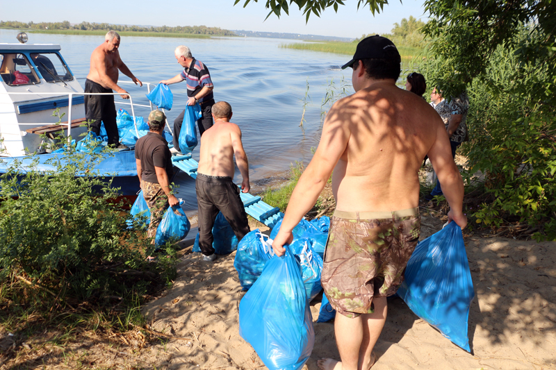 Саратовский министр опустился на дно Волги в поисках мусора