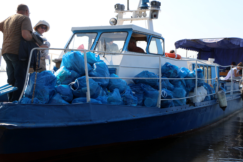 Саратовский министр опустился на дно Волги в поисках мусора