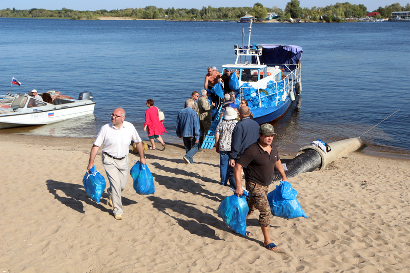 Саратовский министр опустился на дно Волги в поисках мусора