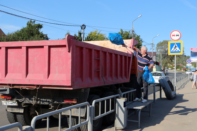 Саратовский министр опустился на дно Волги в поисках мусора