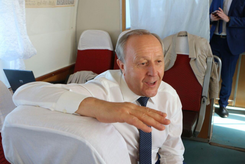 Прогулку саратовского губернатора на теплоходе по Волге прервала сильная волна