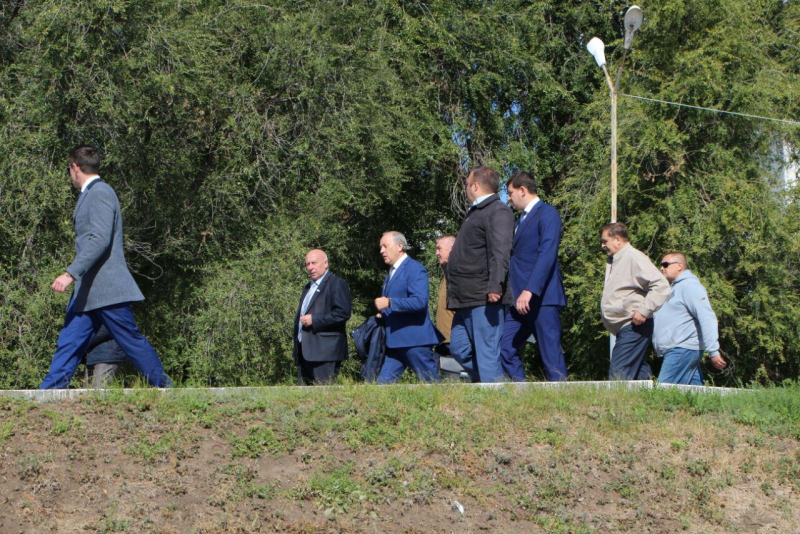 Прогулку саратовского губернатора на теплоходе по Волге прервала сильная волна