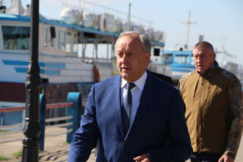 Прогулку саратовского губернатора на теплоходе по Волге прервала сильная волна