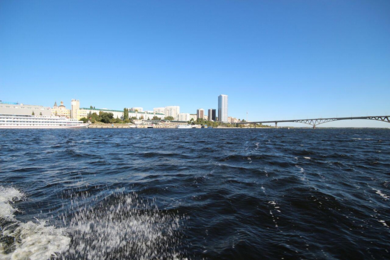 Прогулку саратовского губернатора на теплоходе по Волге прервала сильная волна