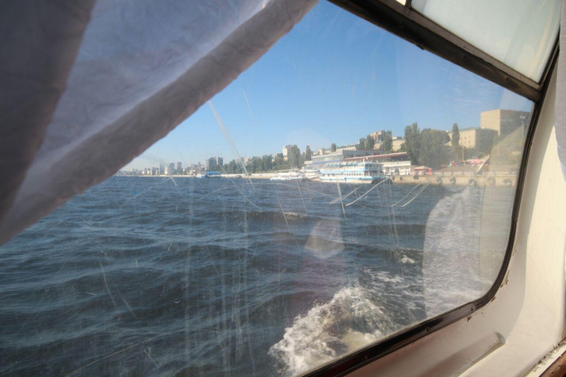 Прогулку саратовского губернатора на теплоходе по Волге прервала сильная волна