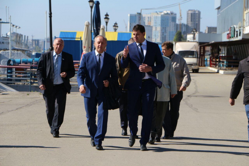 Прогулку саратовского губернатора на теплоходе по Волге прервала сильная волна