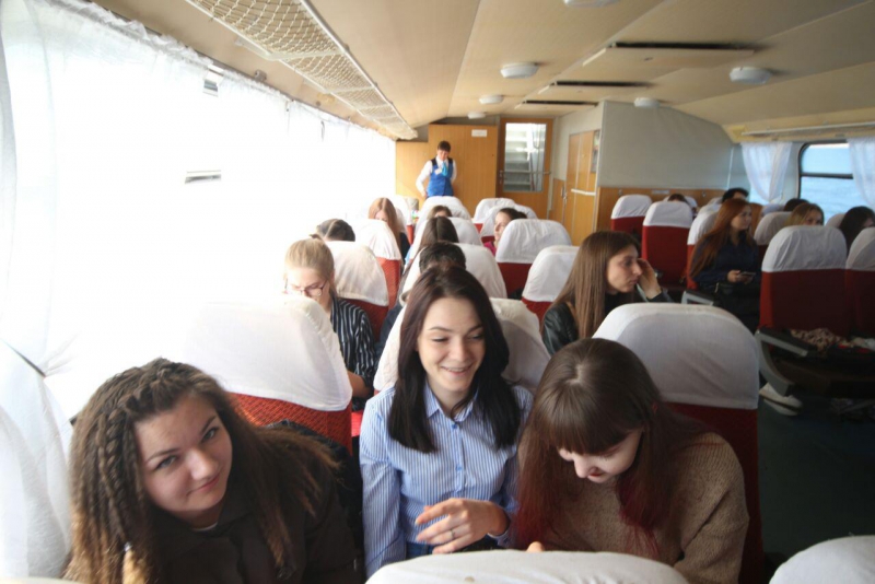 Прогулку саратовского губернатора на теплоходе по Волге прервала сильная волна