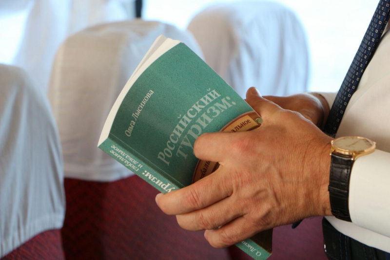 Прогулку саратовского губернатора на теплоходе по Волге прервала сильная волна