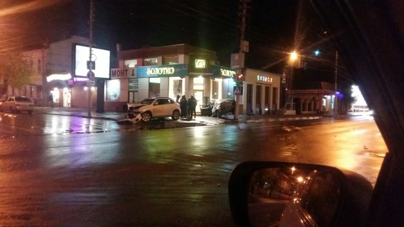 Авария в центре Саратова: «четырнадцатая» зависла между зданием и столбом