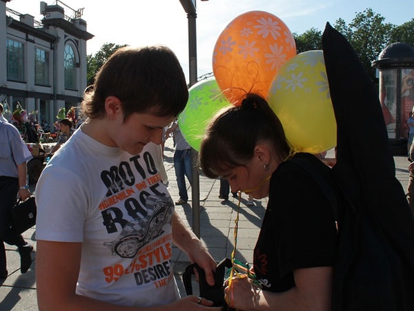 Сторонников геев гоняли по проспекту и обливали пивом