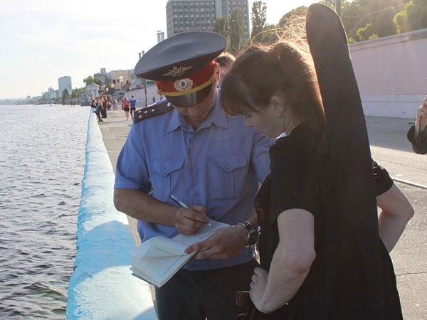 Сторонников геев гоняли по проспекту и обливали пивом