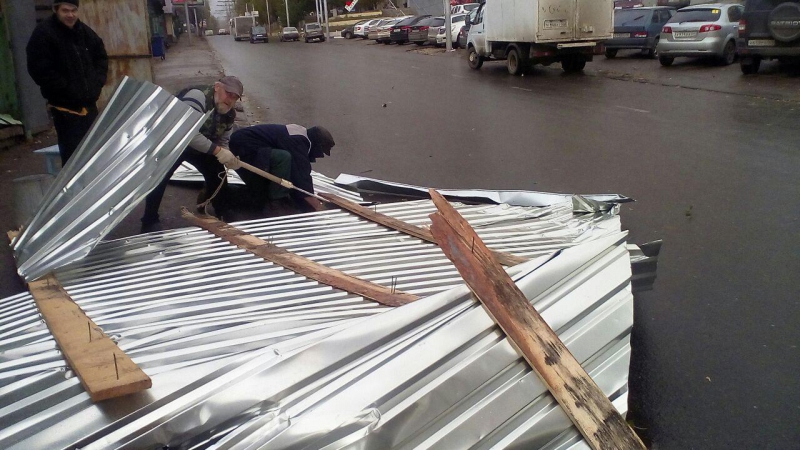 В центре Саратова ветром сорвало кровлю с дома