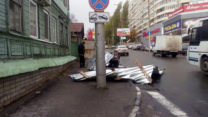 В центре Саратова ветром сорвало кровлю с дома