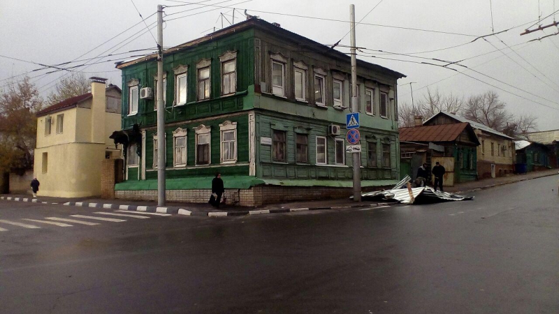 В центре Саратова ветром сорвало кровлю с дома